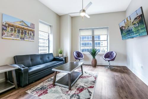 ニューオーリンズにある2 Bedroom Elegant condos in Downtown New Orleansのソファと椅子2脚のあるリビングルーム