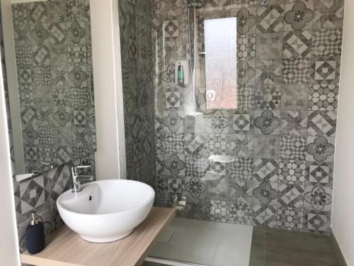 La salle de bains est pourvue d'un lavabo blanc et d'un miroir. dans l'établissement La Dimora di Medusa, à Catane