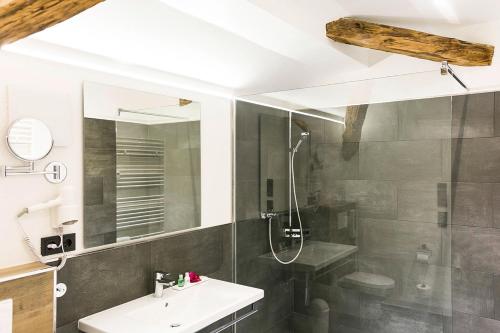 Et badeværelse på Bahnhof-Erzingen, hotel, coffee & more