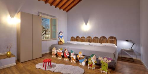 Zimmer mit einem Bett mit einer Gruppe von Figuren in der Unterkunft Hotel Cortaccia Sanvitale in Sala Baganza