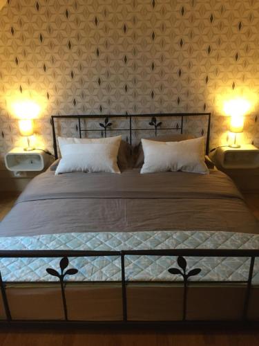 - une chambre avec un grand lit et deux lampes dans l'établissement B&B T Pleintje, à Neerpelt