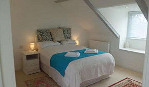 Un dormitorio con una cama grande y una ventana. en The Chantry, en Callington