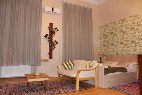 - une chambre avec un lit, une chaise et une table dans l'établissement Solo Room Apartment, à Tbilissi