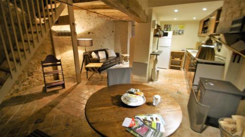une chambre avec une table, un salon et une cuisine dans l'établissement LES LIMORNIERES, à Le Grand-Pressigny