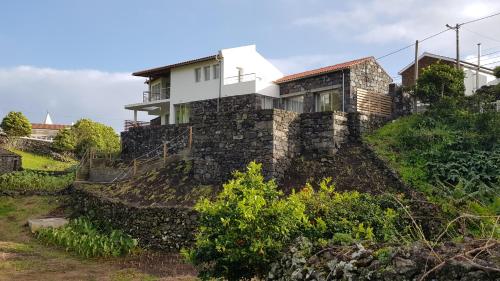 a house on top of a hill at Casa dos Caldeiras in Lajes do Pico