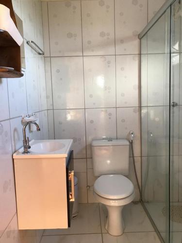 a bathroom with a toilet and a sink and a shower at Pousada Casa do Cerrado - Alto Paraíso de Goiás in Alto Paraíso de Goiás