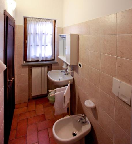 マルシリアナにあるAgriturismo Da Lorenaの洗面台とトイレ付きのバスルーム