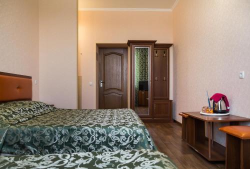 En eller flere senger på et rom på Uman Hotel