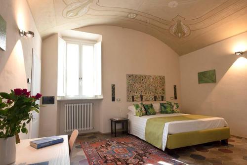 una camera da letto con un letto in una stanza con una finestra di AGRITURISMO CASCINA GRAZIOSA a Cameriano
