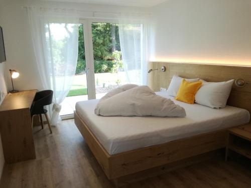 um quarto com uma cama grande e uma janela em Residence Adler em Tesimo