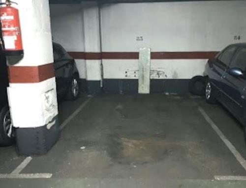 a parking garage with two cars parked in it at A pocos minutos del centro con PARKING GRATIS en el edificio Nº REGISTRO Vu-74 in Salamanca