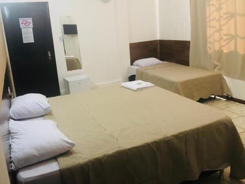 a room with two beds in a room at Bento palace hotel in Assis