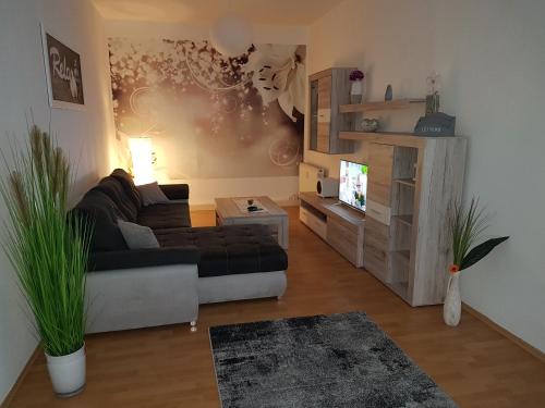 sala de estar con sofá y TV en Altstadtflair en Wernigerode