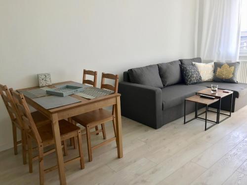 uma sala de estar com um sofá e uma mesa em Apartament Antoniny em Leszno