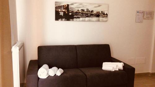 a living room with a brown couch with towels on it at Boccy Brothers in Formia