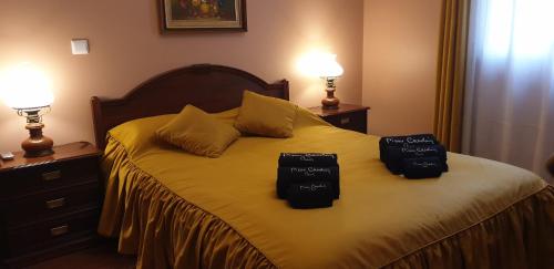 twee zwarte zakken op een bed met twee lampen bij Casa da Quinta in Funchal
