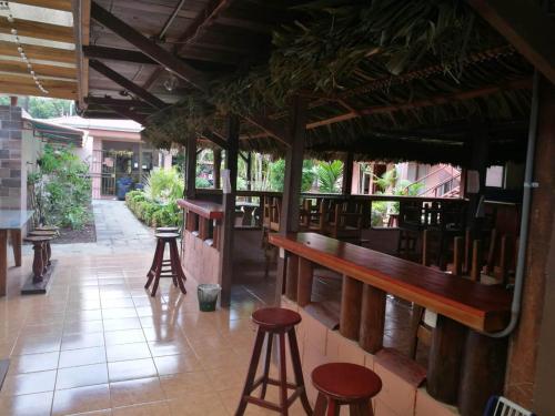Zona de lounge sau bar la Hotel La Choza Inn