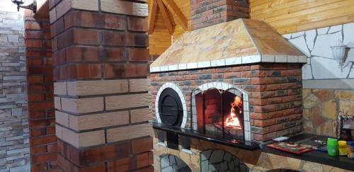 Un horno de ladrillo con fuego. en Ranch Diamond Sarajevo, en Vogošća