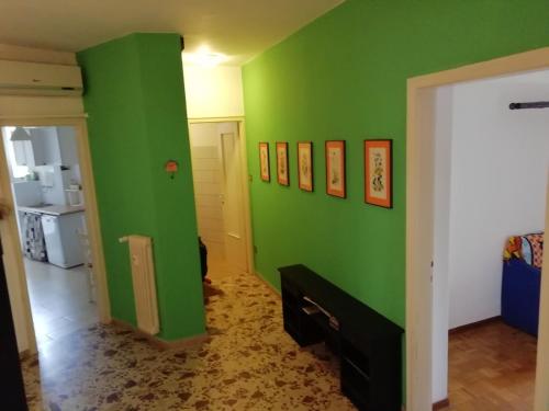 een groene muur in een woonkamer met een open haard bij Comfortable and Friendly Apartment in Trieste