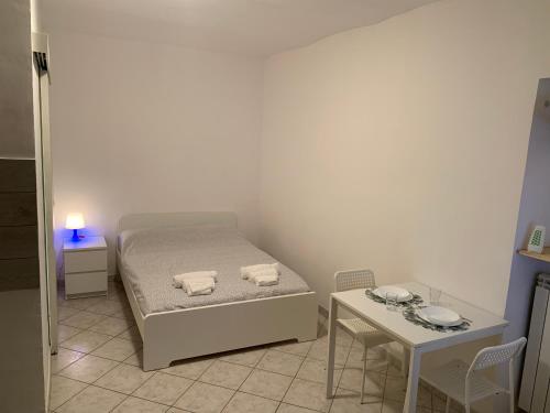 een kleine slaapkamer met een bed en een tafel bij Berthollet 24 in Turijn