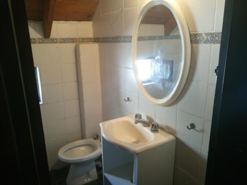 y baño con aseo, espejo y aseo.  en Apartamento duplex 2 plantas, para 5 Personas en Mar del Plata