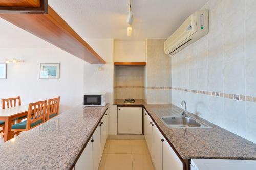 Kuchyň nebo kuchyňský kout v ubytování Apartamentos Lido