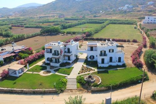 una vista aérea de una gran casa blanca en Magic Land, en Plaka