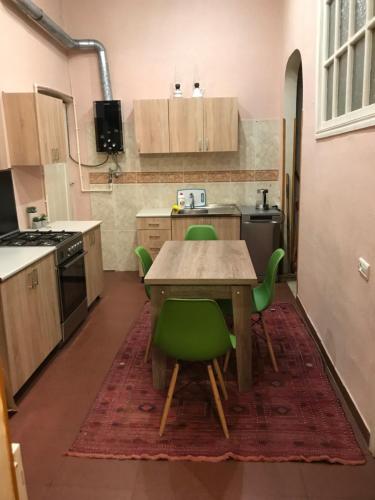 Dapur atau dapur kecil di Freedom Square Flat