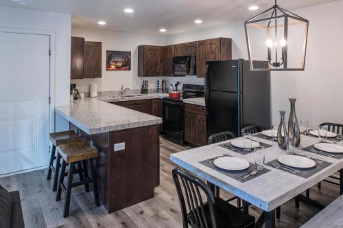 Kuchyň nebo kuchyňský kout v ubytování Moab Redcliff Condos