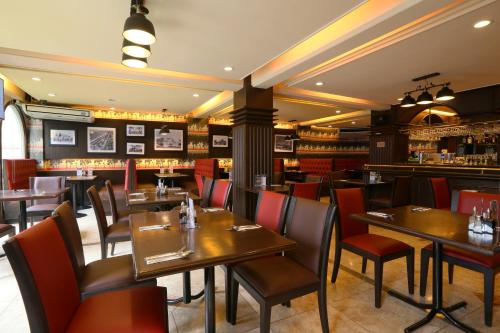 Un restaurante o sitio para comer en Hotel La Corona Manila