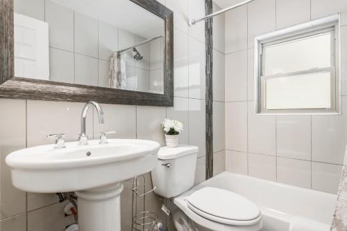 Bilik mandi di Amazing Midtown Atlanta Location by Piedmont Park Beltline Ponce City Market