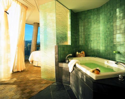 Das Bad ist mit einer Badewanne und einer Dusche ausgestattet. in der Unterkunft Embarc Vancouver in Vancouver