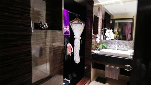 La salle de bains est pourvue d'un lavabo et d'un miroir. dans l'établissement The Arista Hotel Palembang, à Palembang