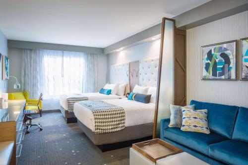 Un pat sau paturi într-o cameră la Best Western Premier Hotel at Fisher's Landing