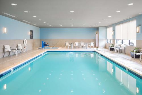 una gran piscina en una habitación de hotel en Best Western Premier Hotel at Fisher's Landing en Vancouver