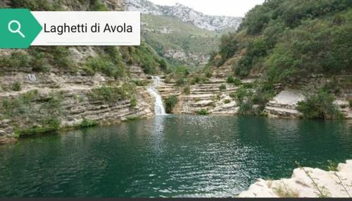 een rivier met een waterval in het midden van een berg bij Il sentiero del mare in Avola