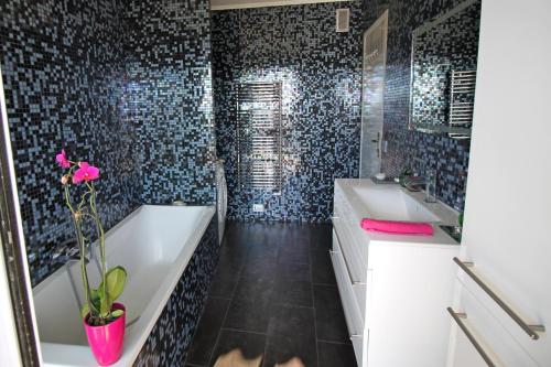 Phòng tắm tại Charmant appartement 2P, piscine & tennis, proche plage & Monaco