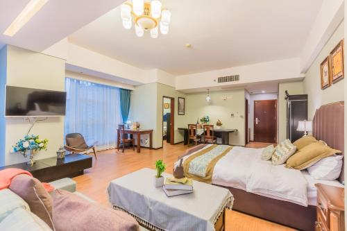 una camera con un grande letto e un soggiorno di Westlake Service Apartment a Hangzhou