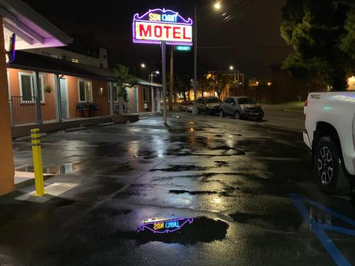 an empty parking lot with a motel sign on it at SunLight Motel Long Beach in Long Beach