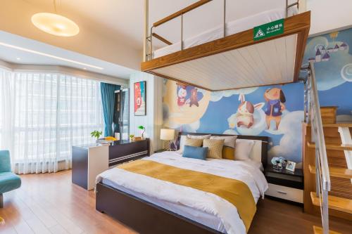 杭州市にあるウエストレイク 7 サービス アパートメントのベッドルーム1室(ディズニー壁画付きの二段ベッド1組付)