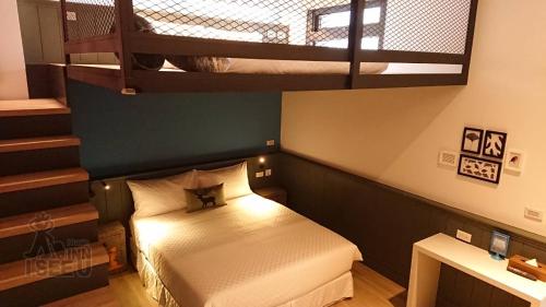 a bedroom with a bunk bed and a staircase at 看見七星潭民宿2064&2065 in Dahan