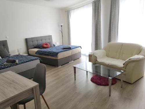 Sala de estar con cama, sofá y mesa en Studio Metropole Praha, en Praga