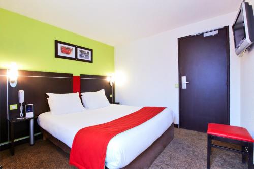 Postel nebo postele na pokoji v ubytování Enzo Hotels Reims Tinqueux by Kyriad Direct