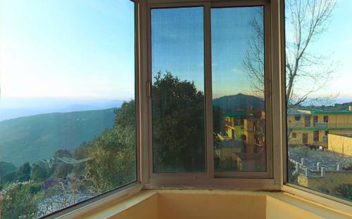 - une fenêtre avec vue sur la montagne dans l'établissement Oak Grove Inn (Lansdowne), à Lansdowne