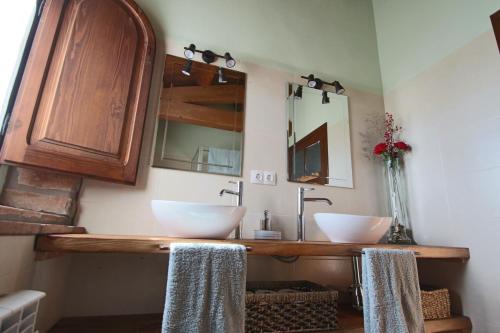 baño con 2 lavabos y encimera de madera en El Forn Rural, en Montmajor