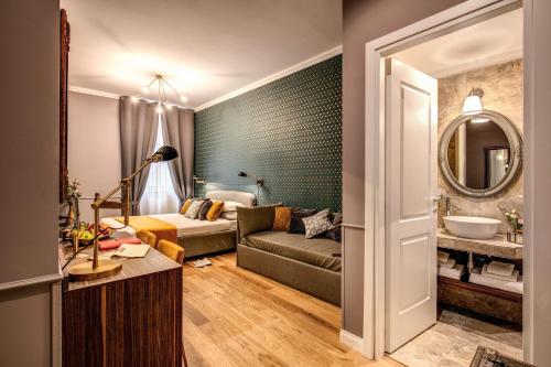 En eller flere senge i et værelse på Tree Charme Parliament Boutique Hotel