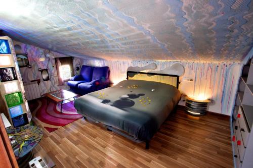a bedroom with a bed in a room with a ceiling at Anahuaska Art - Suites Temáticas in Panzares