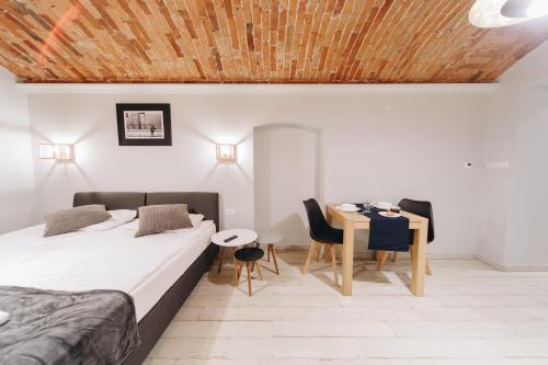 Schlafzimmer mit einem Bett, einem Tisch und Stühlen in der Unterkunft Platan Apartments - Ground Floor - Studencka 25 Street in Krakau