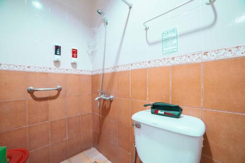 Bagno di RedDoorz at La Casa Guesthouse former RedDoorz at Tamarind Street Angeles City