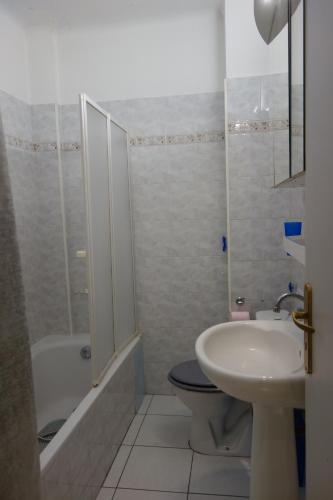 y baño con lavabo, aseo y ducha. en Rocamare 2, by Welcome to Cannes, en Cannes